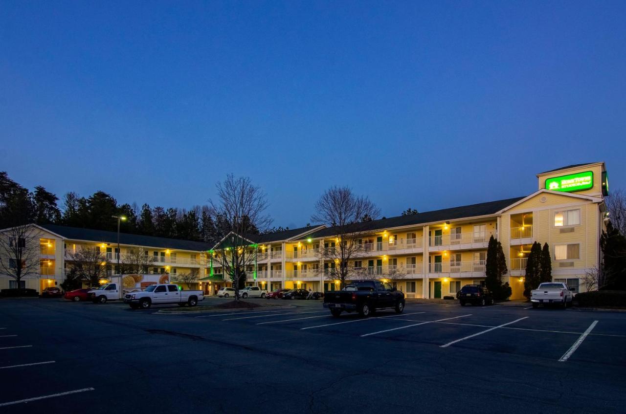 Hometowne By Red Roof - Pkwy Motel