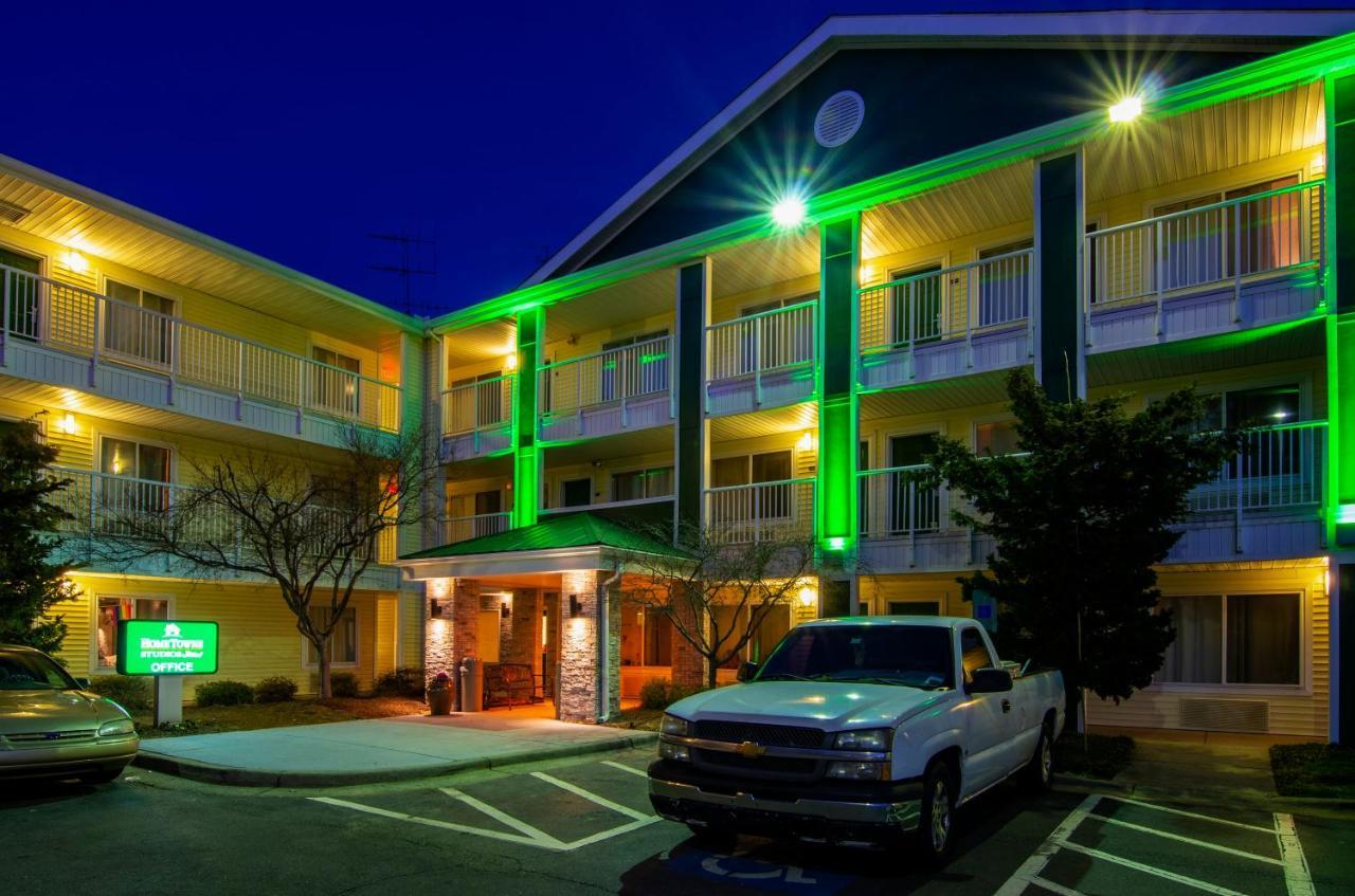 Hometowne By Red Roof - Pkwy Motel 2*