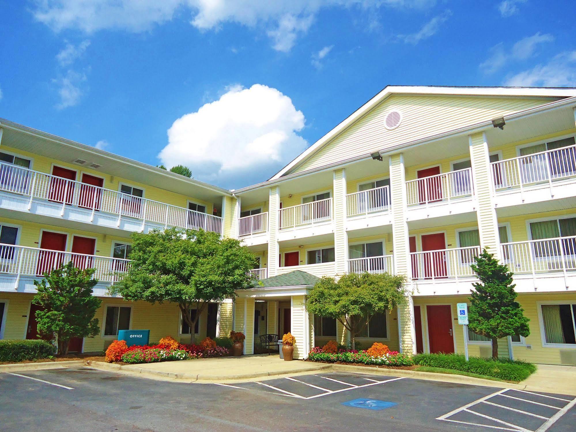 Hometowne By Red Roof - Pkwy Motel