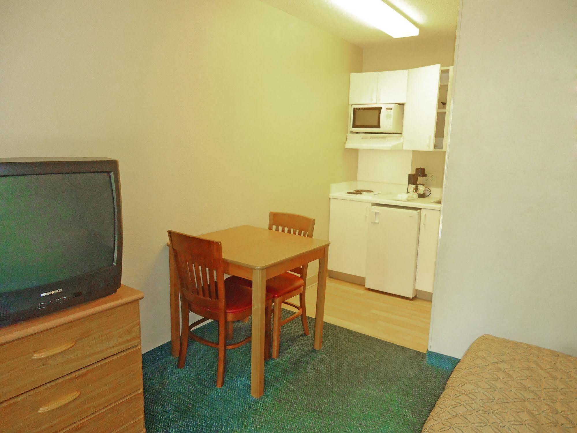 Motel Hometowne By Red Roof - Pkwy Winston-Salem