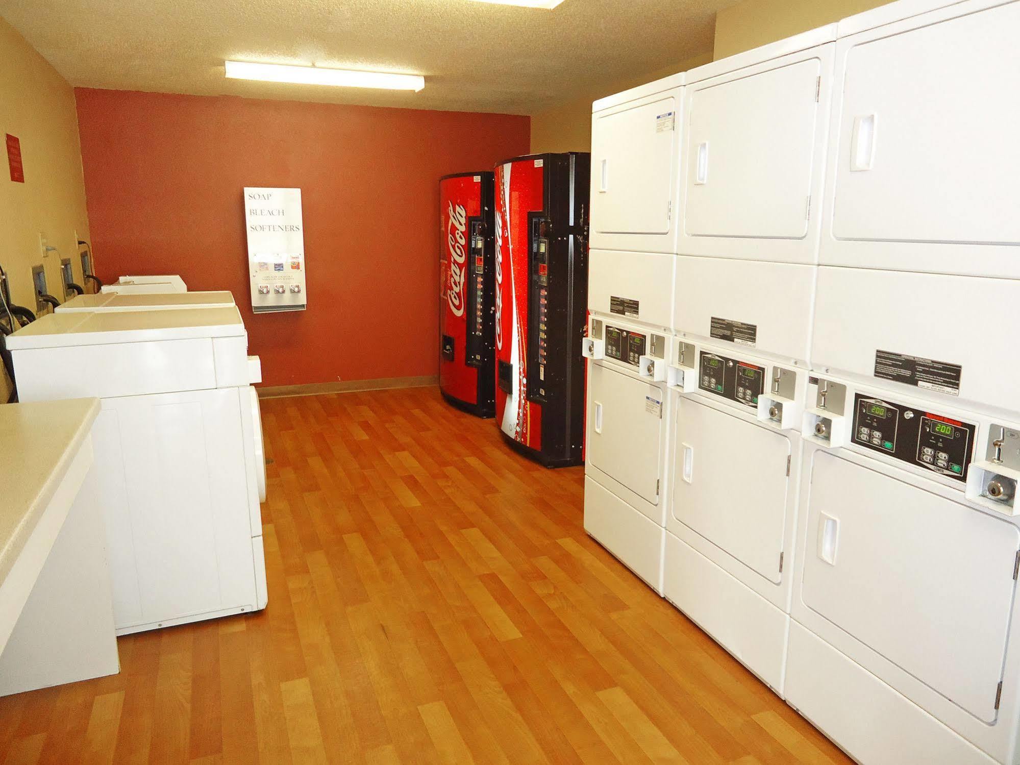 Hometowne By Red Roof - Pkwy Motel 2*