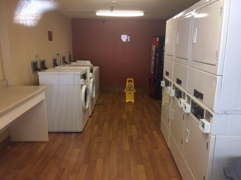 Hometowne By Red Roof - Pkwy Motel 2*